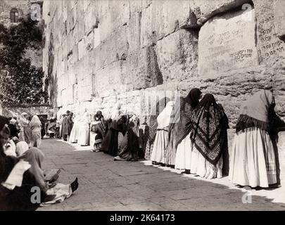 Vintage 19. Jahrhundert Foto: Jerusalem, jüdische Frauen beten an der westlichen oder Klagemauer Stockfoto