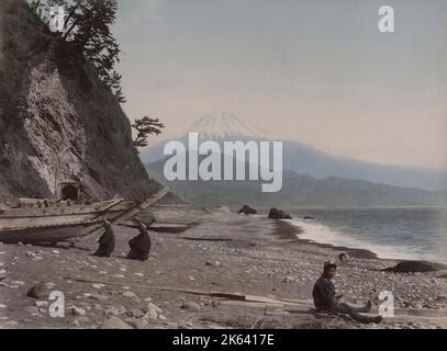 Fujiyama vom Satta Pass in der Nähe von Okitsu. Vintage 19. Jahrhundert Foto. Stockfoto