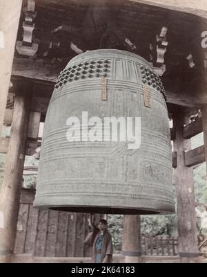 Große Glocke im Chion-in Tempel, Kyoto Japan. Vintage 19. Jahrhundert Foto. Stockfoto