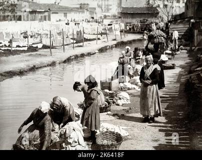 Wäscherinnen Wäsche waschen in einem Fluss, Nizza, Frankreich Stockfoto