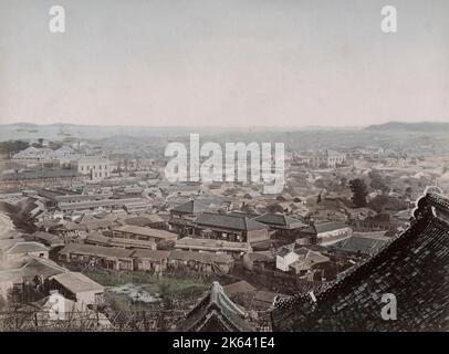 Blick von der Dachterrasse auf Yokohama City mit Blick auf das Meer. Vintage 19. Jahrhundert Foto. Stockfoto