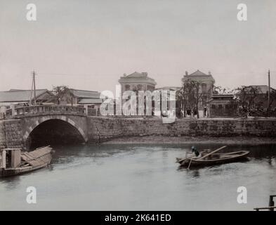 Shinbashi-Brücke und dem Bahnhof, Tokio. Vintage 19. Jahrhundert Foto. Stockfoto