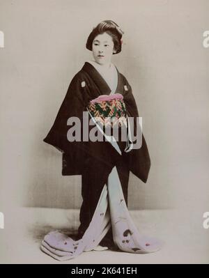 Japanische Frau in einem verzierten Kimono. Vintage 19. Jahrhundert Foto. Stockfoto