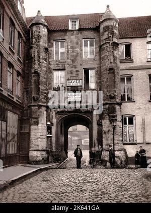 Vintage 19. Jahrhundert Foto: Innenhof und gepflasterte Straße in Calais, Frankreich Stockfoto