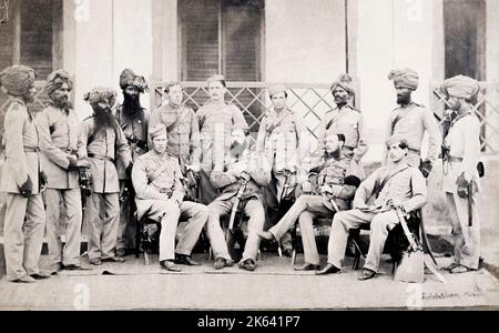 Offiziere eines indianischen Regiments, britische Armee, Indien, fotografiert von Shepherd und Robertson. Vintage 19. Jahrhundert Foto. Stockfoto