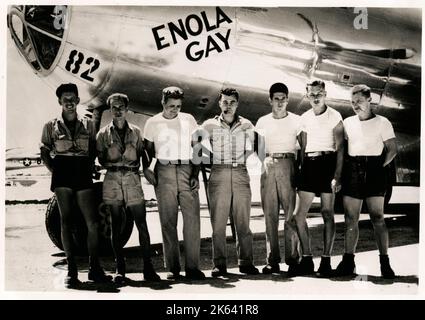 Enola Gay, Flugzeuge, die 1945 die Atombombe auf Hiroshima, Japan, abwarf, Crew-Mitglieder des Zweiten Weltkriegs vor Enola Gay, Flugzeuge, die 1945 die Atombombe auf Hiroshima, Japan, abwarf, im Zweiten Weltkrieg Stockfoto