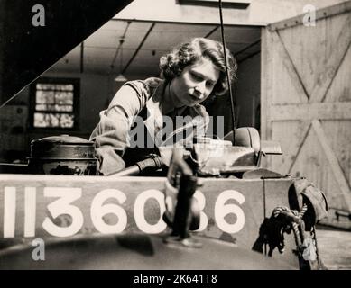 Zweiter Weltkrieg - Prinzessin Elizabeth, später Königin Elizabeth 2. Ausbildung als zweite Subaltern im ATS - Arbeit als Mechaniker, die Stecker eines Autos herausnehmen. Stockfoto