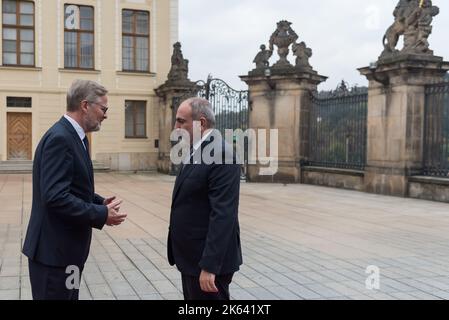 Prag, Tschechische Republik. 06. Oktober 2022. Der tschechische Premierminister Petr Fiala (L) und der armenische Premierminister Nikol Vovayi Pashinyan vor dem Gipfeltreffen der Europäischen Politischen Gemeinschaft in Prag. Es handelt sich um das erste Treffen, das jemals von einem breiteren Format von Mitgliedstaaten der Europäischen Union und anderen europäischen Ländern auf dem gesamten Kontinent durchgeführt wurde. (Foto von Tomas Tkacik/SOPA Images/Sipa USA) Quelle: SIPA USA/Alamy Live News Stockfoto