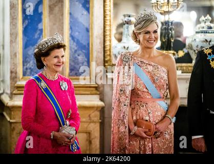 2022-10-11 20:20:00 STOCKHOLM - Königin Silvia von Schweden und Königin Maxima beim Staatsbankett im königlichen Palast während eines dreitägigen Staatsbesuchs aus den Niederlanden nach Schweden. Während des Staatsbanketts hielten beide Staatsoberhäupter Reden. ANP POOL REMKO DE WAAL niederlande Out - belgien Out Stockfoto