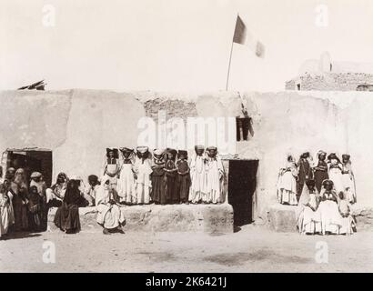 Frauengruppe, Ouled Nail, Algerien, mit französischer Flagge. Vintage 19. Jahrhundert Foto Stockfoto