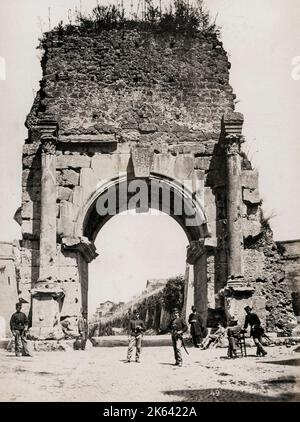 Vintage späten 19. Jahrhundert Fotografie - Ruinen des alten römischen Bogen mit Unkraut wächst von oben, wahrscheinlich Rom, Italien Stockfoto