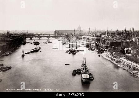 Blick auf london entlang der Themse von der Tower Bridge. Vintage 19. Jahrhundert Foto. Stockfoto