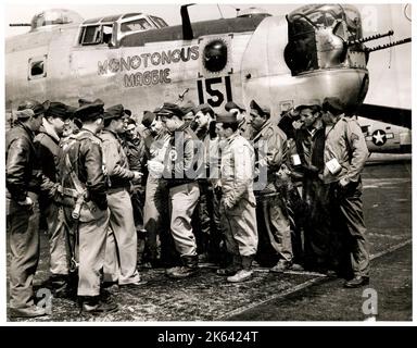 Zweiter Weltkrieg - US-Luftwaffe Besatzung bereiten sich auf die Rückkehr in die USA nach Ende des Krieges in Europa und mögliche Umverteilung in Japan. Bomber namens Monotone Maggie Stockfoto