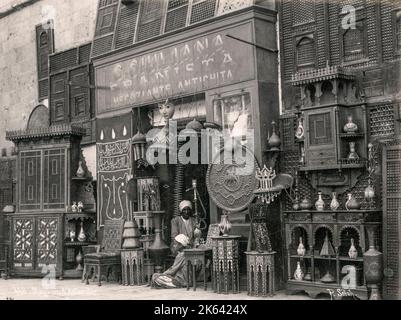 Antiquitätengeschäft und Kuriogeschäft für Touristen in Kairo, Ägypten. Vintage 19. Jahrhundert Foto Stockfoto