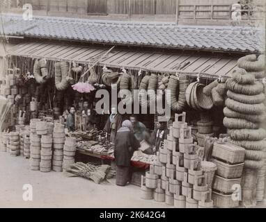 Eisenwarengeschäft, das Eimer und Körbe verkauft, Japan, Ende des 19.. Jahrhunderts. Stockfoto