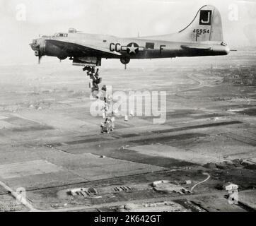 Vintage-Foto des Zweiten Weltkriegs - B-17 die fliegende Festung lässt gegen Kriegsende Lebensmittel nach Holland fallen. Stockfoto