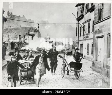 Vintage-Foto des Zweiten Weltkriegs - Deutsche Zivilisten entziehen sich der Stadt Kronach Stockfoto