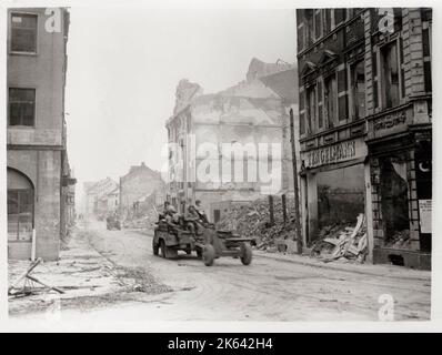 Vintage-Foto des Zweiten Weltkriegs - US 9. Armee in der Ruine von München-Gladbach Deutschland Stockfoto