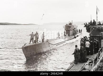 Vintage-Foto aus dem Zweiten Weltkrieg - deutsche Uboat Surrender Loch Eriboll, Schottland Stockfoto