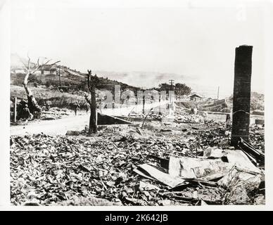 Vintage-Foto des Zweiten Weltkriegs - Schutthaufen in Naha, Okinawa nach der Invasion durch US-Truppen. Stockfoto