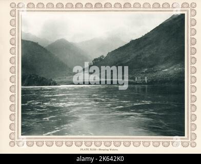 Foto aus einer Fotografie von Donald Mennie, aus seinem Buch The Grandeur of the Gorges, 1926 in China veröffentlicht. Die Bilder machte er während zweier Fahrten auf dem oberen Yangtze Fluss in China: Die erste auf einem Dampfer von Ichang nach Chungking bei schlechtem Wetter und die zweite zwischen Ichang und Wan Hsien. Das Buch endet bei Chungking. Stockfoto