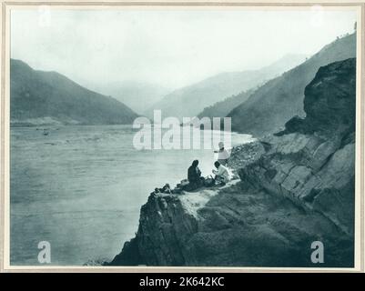 Foto aus einer Fotografie von Donald Mennie, aus seinem Buch The Grandeur of the Gorges, 1926 in China veröffentlicht. Die Bilder machte er während zweier Fahrten auf dem oberen Yangtze Fluss in China: Die erste auf einem Dampfer von Ichang nach Chungking bei schlechtem Wetter und die zweite zwischen Ichang und Wan Hsien. Das Buch endet bei Chungking. Stockfoto