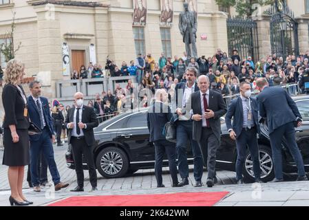 Prag, Tschechische Republik. 06. Oktober 2022. Bundeskanzler Olaf Scholz vor dem Gipfel der Europäischen Politischen Gemeinschaft in Prag. Es handelt sich um das erste Treffen, das jemals von einem breiteren Format von Mitgliedstaaten der Europäischen Union und anderen europäischen Ländern auf dem gesamten Kontinent durchgeführt wurde. (Foto von Tomas Tkacik/SOPA Images/Sipa USA) Quelle: SIPA USA/Alamy Live News Stockfoto