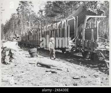 Altes Foto aus dem Zweiten Weltkrieg - Überreste eines deutschen Raketenabschussortes aus dem Jahr V2 - Raketenwerfer auf einem Zug montiert. Hahnenberg-Wald, Deutschland. Stockfoto