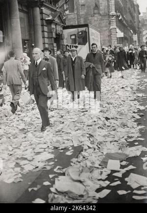 Vintage World war II Photograph - Papier über die Bürgersteige von Zentral-London nach dem VJ Day Feiern, Jaapanese Kapitulation. Stockfoto