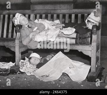 Die Jungen schlafen auf einer Parkbank und warten auf die Krönungsprozession von Königin Elisabeth II. Von Großbritannien am 2. Juni 1953 Stockfoto
