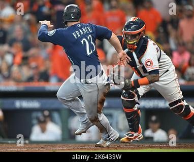 Houston, Usa. 11. Oktober 2022. Seattle Mariners Ty France wird vom Houston Astros-Catcher Martin Maldonado im vierten Inning während des Spiels eins einer American League Division Series im Minute Maid Park in Houston, Texas, am Dienstag, den 11. Oktober 2022, in einem Rundown gefangen. Foto von Maria Lysaker/UPI Kredit: UPI/Alamy Live News Stockfoto