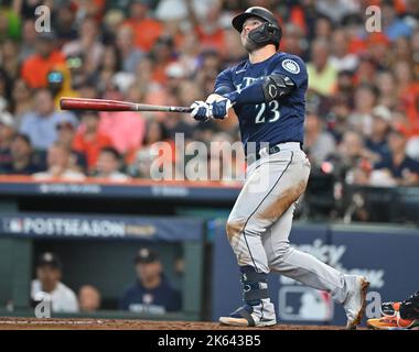 Houston, Usa. 11. Oktober 2022. Seattle Mariners Ty France trifft am Dienstag, den 11. Oktober 2022, im vierten Inning gegen die Houston Astros ein rbi-Doppel während des ersten Spiels einer American League Division Series im Minute Maid Park in Houston, Texas. Foto von Maria Lysaker/UPI Kredit: UPI/Alamy Live News Stockfoto