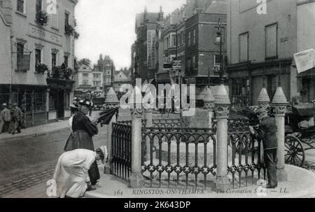 Der Krönungsstein - Kingston upon Thames - ein alter Sarsensteinblock, der vermutlich der Ort der Krönung von sieben angelsächsischen Königen war. Es befindet sich derzeit neben der Guildhall in Kingston upon Thames. Stockfoto