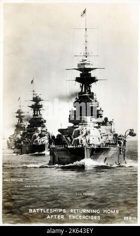 Drei Schlachtschiffe der Royal Navy, die nach der Exrezise nach Hause zurückkehren (von links): HMS Ramilies, HMS Royal Sovereign und HMS Revenge. Stockfoto