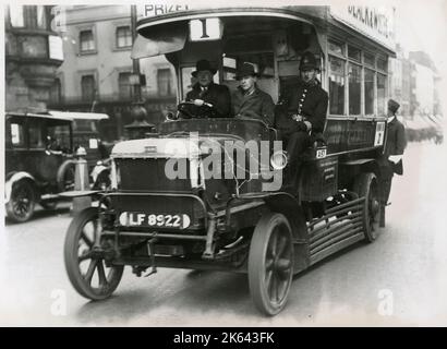 General Strike - Polizist, der mit freiwilligen Busfahrern unterwegs ist. Der Stacheldraht an der Motorhaube soll verhindern, dass Demonstranten den Motor beschädigen. Der Streik dauerte zwischen dem 4.. Und 12.. Mai 1926 9 Tage. Datum: 1926 Stockfoto