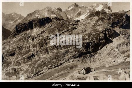 Stimmungsvolle Panoramafoto der französischen Alpen - Roche Noir (Black Rock) und Massif de la Meije. Stockfoto