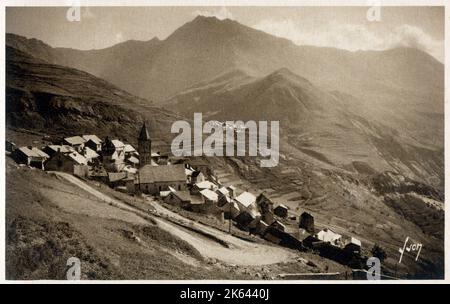 Stimmungsvolle Panoramafoto der französischen Alpen - das Dorf der Terrassen am Hügel mit Ventelon im Hintergrund Stockfoto