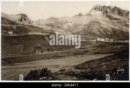 Stimmungsvolle Panoramafoto der französischen Alpen - Col de Lautaret - die kurvenreiche Straße zum Col du Galibier. Stockfoto