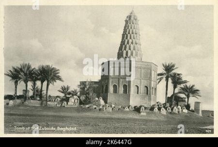 Grab von Sitt Zumurrud Khatun. Dies ist das berühmteste Mausoleum in Bagdad. Es liegt im westlichen Teil von Bagdad, nicht weit vom Hauptbahnhof entfernt.irrtümlich Sitt Zubeida zugeschrieben (siehe Postkartenunterschrift!), Ehefrau des Kalifen Harun Al-Rashid, Die tatsächlich auf den Friedhöfen Qureish in Al-Kadhimeyya begraben wurde, ist es in der Tat das Grab von Zumurrud Khatoun, der Frau des Kalifen Al-Mustadhi Bi-Amrillah, die es vor 1202 n. Chr., während der Herrschaft ihres Sohnes, des Kalifen Al-Naser Li Dinillah, als Mausoleum für sich selbst errichten ließ. Das Mausoleum ist achteckig und überragt Stockfoto