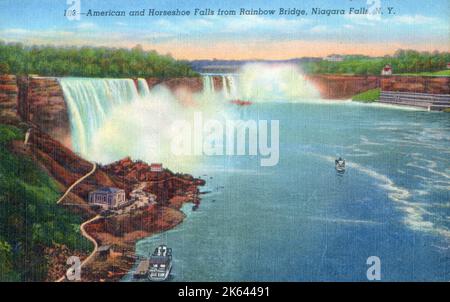 Die Wasserfälle werden zusammen als Niagarafälle bezeichnet. Sie bestehen aus drei verschiedenen Wasserfällen. Die American Falls und die Bridal Veil Falls in den USA und die kanadischen „Horseshoe“ Falls in Kanada - Blick von der Rainbow Bridge, Niagara Falls, NY, USA. Stockfoto