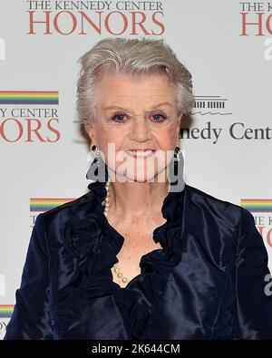 Washington, Vereinigte Staaten. 04. Dez 2010. Angela Lansbury, eine der 2000 Kennedy Center-Preisträger, kommt am Samstag, den 4. Dezember 2010, zum formellen Artist's Dinner im US-Außenministerium in Washington, DC an.Quelle: Ron Sachs/CNP. Kredit: dpa/Alamy Live Nachrichten Stockfoto