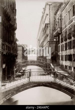 Foto des 19. Jahrhunderts - Blick auf den Kanal in Richtung Seufzerbrücke, Ponte dei Sospiri, Venedig, Italien Stockfoto