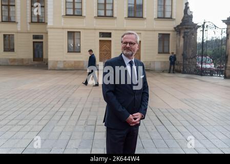 Prag, Tschechische Republik. 6. Oktober 2022. Der tschechische Premierminister Petr Fiala vor dem Gipfeltreffen der Europäischen Politischen Gemeinschaft in Prag. Es handelt sich um das erste Treffen, das jemals von einem breiteren Format von Mitgliedstaaten der Europäischen Union und anderen europäischen Ländern auf dem gesamten Kontinent durchgeführt wurde. (Bild: © Tomas Tkacik/SOPA Images via ZUMA Press Wire) Stockfoto