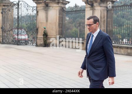 Prag, Tschechische Republik. 06. Oktober 2022. Der polnische Premierminister Mateusz Morawiecki hat es vor dem Gipfel der Europäischen Politischen Gemeinschaft in Prag gesehen. Es handelt sich um das erste Treffen, das jemals von einem breiteren Format von Mitgliedstaaten der Europäischen Union und anderen europäischen Ländern auf dem gesamten Kontinent durchgeführt wurde. (Foto von Tomas Tkacik/SOPA Images/Sipa USA) Quelle: SIPA USA/Alamy Live News Stockfoto