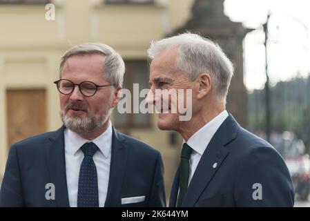 Prag, Tschechische Republik. 6. Oktober 2022. Der tschechische Premierminister Petr Fiala (L) und der norwegische Premierminister Jonas Gahr Store (R) vor dem Gipfeltreffen der Europäischen Politischen Gemeinschaft in Prag. Es handelt sich um das erste Treffen, das jemals von einem breiteren Format von Mitgliedstaaten der Europäischen Union und anderen europäischen Ländern auf dem gesamten Kontinent durchgeführt wurde. (Bild: © Tomas Tkacik/SOPA Images via ZUMA Press Wire) Stockfoto