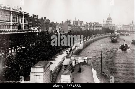 Vintage 19. Jahrhundert Foto: Thames Embankment von Waterloo Brücke, Dampfboote auf dem Fluss, London. Stockfoto