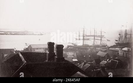 Vintage-Foto des 19. Jahrhunderts: Segelschiffe im Hafen, Newcastle, New South Wales, Australien. Stockfoto