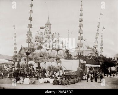 Vintage-Foto des 19. Jahrhunderts: Auf Französisch untertippte - Beerdigungsfest für den alten König in Oudon, Kambodscha. Oudong ist eine Stadt in Kambodscha, am Fuße des Phnom Udong Berges, nordwestlich von Phnom Penh. Es war der Ort der königlichen Hauptstadt vom 17. Bis zum 19. Jahrhundert. Stockfoto