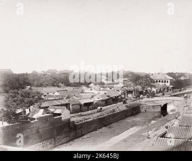 19. Jahrhundert Vintage-Foto: Blick von der Stadtmauer, Peking, Peking, China. Thomas-Kind-Foto. Stockfoto