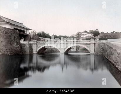 Brücke und Graben, Kaiserpalast, Tokio, Japan, c.1880, Vintage-Foto aus dem späten 19.. Jahrhundert Stockfoto